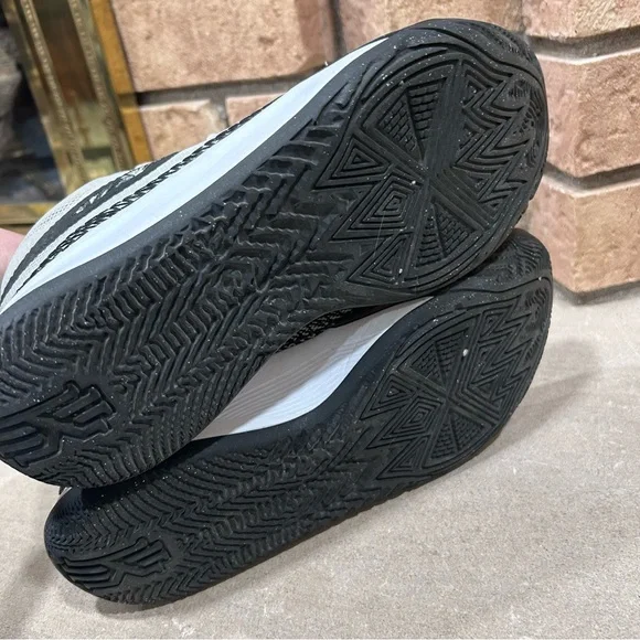 Nike Kyrie Flytrap 6 VI Sneakers White/Black DM1125-101 women’s size 9.5 Men's 8 - Picture 4 of 5